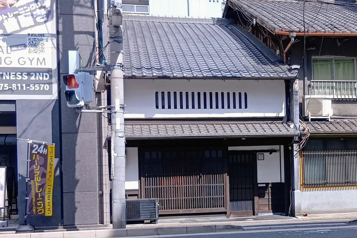 White-walled tiled facade of Shirafuji-An