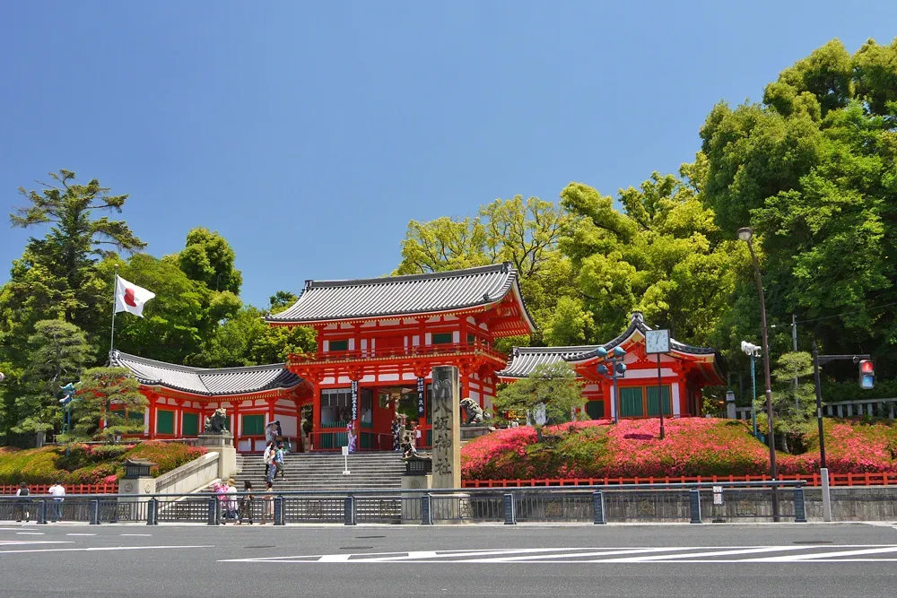 The west gate of Yasaka Shrine in Kyoto and the greenery around it